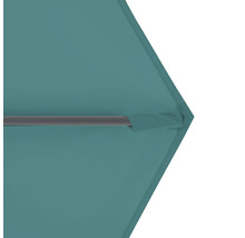 Detailný pohľad na slnečník s kovovým rámom