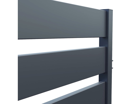 Detailný pohľad na plotový prvok s vodorovnými lamelami a stĺpikmi