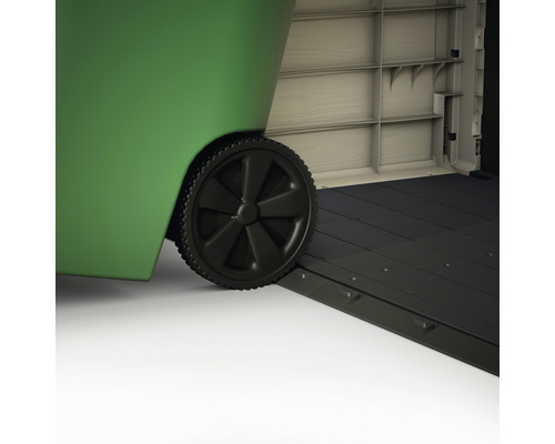 Detailný záber zelenej smetnej nádoby s čiernym kolieskom a rampou