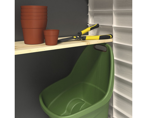 Záhradná scéna s kvetináčmi, záhradnými nožnicami a záhradným vrecom