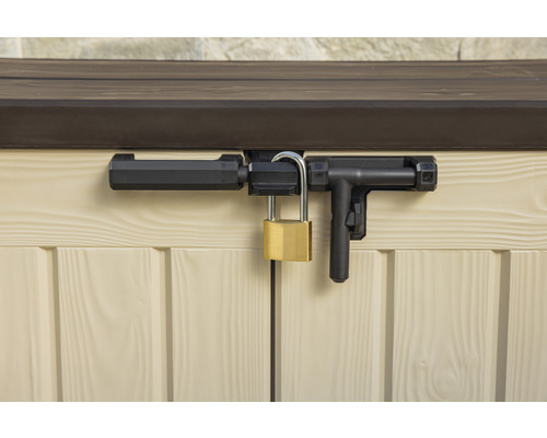 Detail záhradného boxu s visiacim zámkom na bezpečné uloženie záhradného náradia.