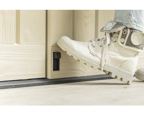 Noha ovláda zámok posuvných dverí.