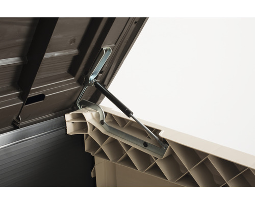 Detailný záber otvoreného veka záhradného boxu s plynovou pružinou