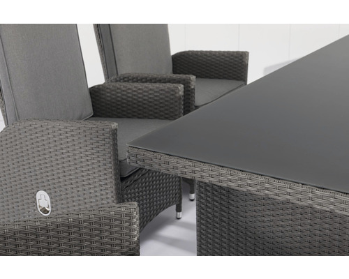 Detail záhradného stola s povrchom z umelého ratanu a sklenenou doskou a zodpovedajúcich stoličiek