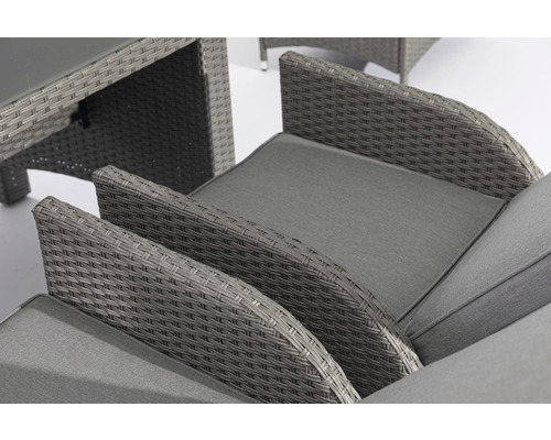 Detail ratanovej sedacej súpravy so stolom a poduškami