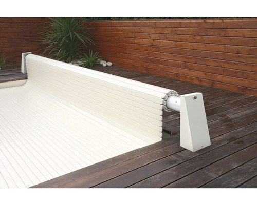 Automatický kryt bazéna na drevenej terase