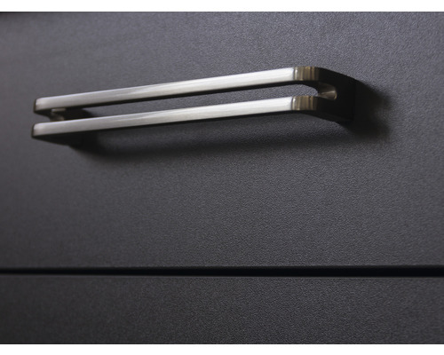 Detail skrine so striebornou rovnou rukoväťou