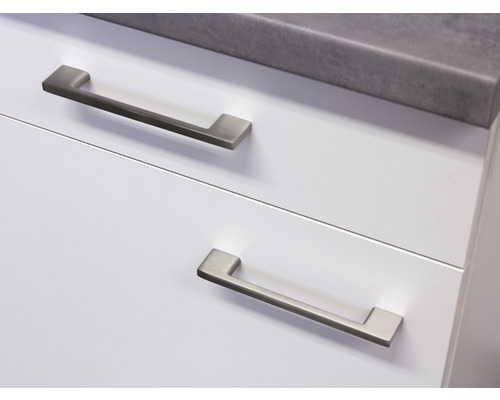 Detail zásuviek s úchytkami na bielej skrinke