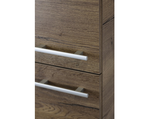 Detail kúpeľňovej skrinky so zásuvkami a striebornými úchytkami