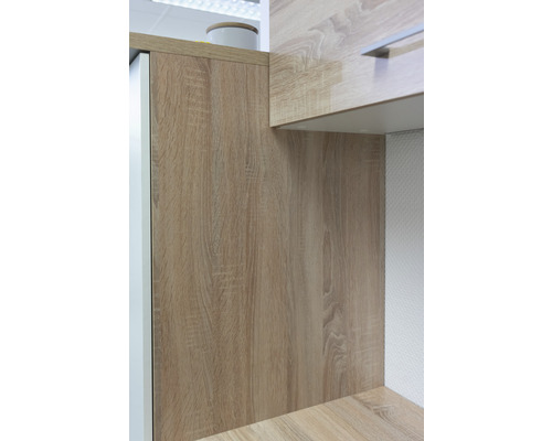 Detail kuchynských skriniek s drevenou štruktúrou