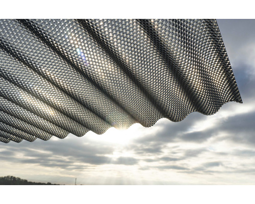 Vlnitá, priehľadná strešná doska z plastu na pozadí zamračenej oblohy.