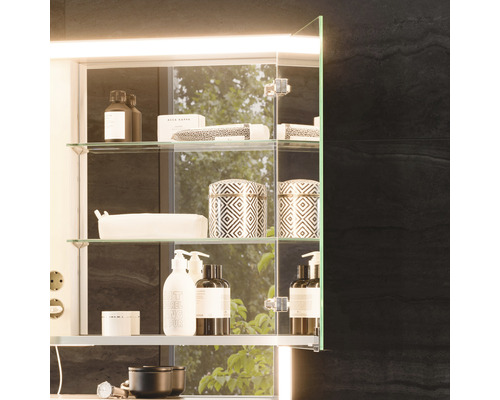 Zrkadlová skrinka so sklenenými policami a kúpeľňovými doplnkami