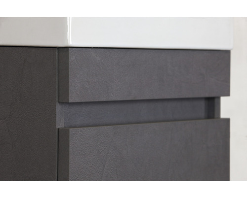 Detailný záber skrinky pod umývadlo v kúpeľni s dvoma zásuvkami a bielym keramickým krytom