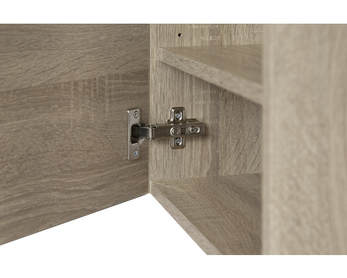 Detailný pohľad na skriňu s policami a nábytkovým pántom