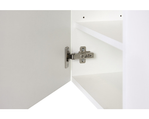 Pánt na bielych dvierkach skrine