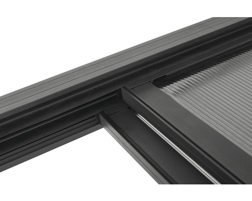 Detail terasového zastrešenia s polykarbonátovými doskami a hliníkovým rámom