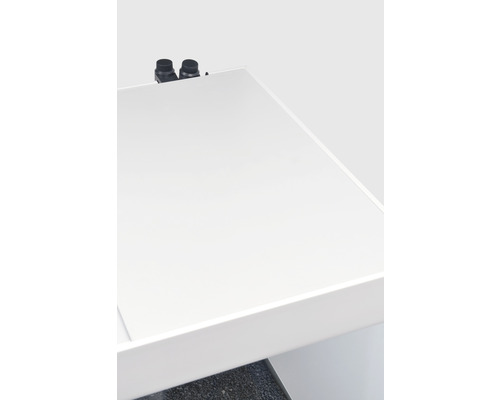 Detailný pohľad na kúpeľňovú skrinku s umývadlom