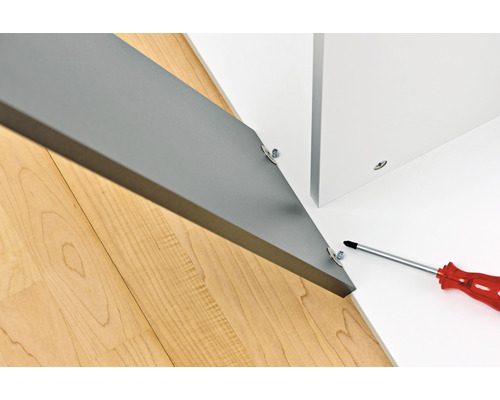 Montáž nábytkových dielov pomocou skrutiek a skrutkovača