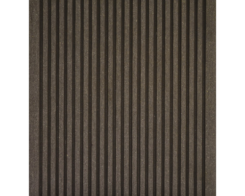 Terasa z plastu s vrúbkovaným povrchom