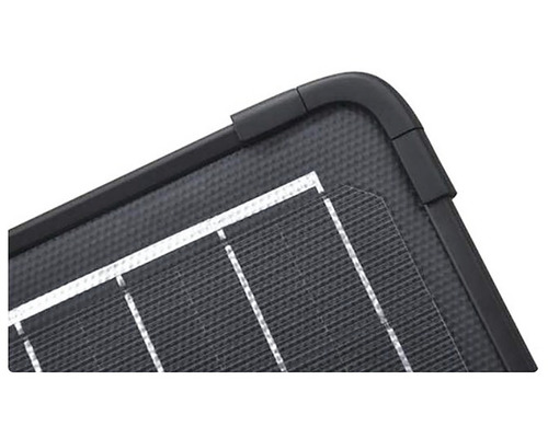 Detail solárneho panelu s čiernym rámom