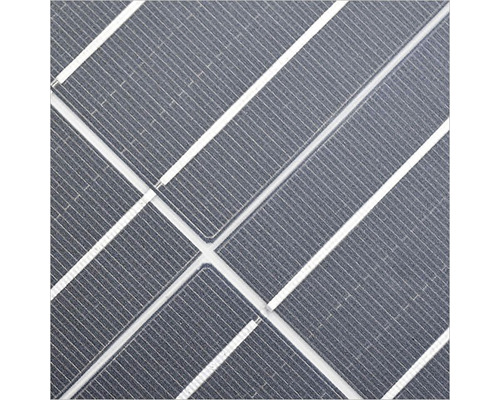 Detail solárneho panela s niekoľkými solárnymi článkami