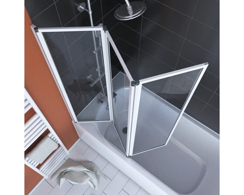 Kúpeľňa s vaňou a sprchovou zástenou