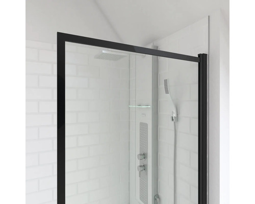 Detailný pohľad na sprchovací kút s čiernym rámom a sprchovacím panelom