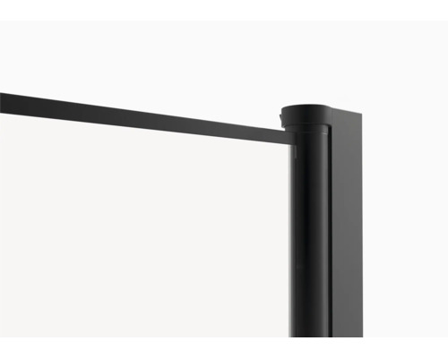 Detail sprchovacieho kúta s čiernym rámom a stabilizačnou tyčou