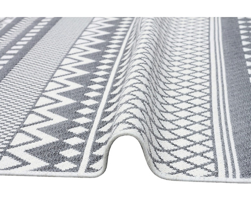 Koberec s grafickým vzorom