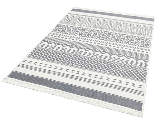 Koberec s geometrickými vzormi