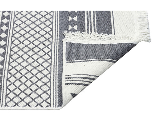 Koberec s geometrickým vzorom a strapcami