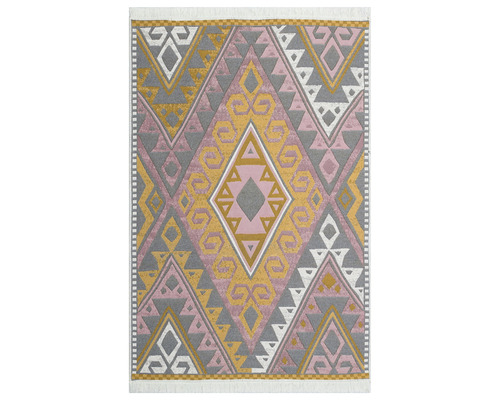 Koberec s geometrickým vzorom