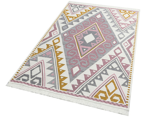 Koberec s geometrickým vzorom