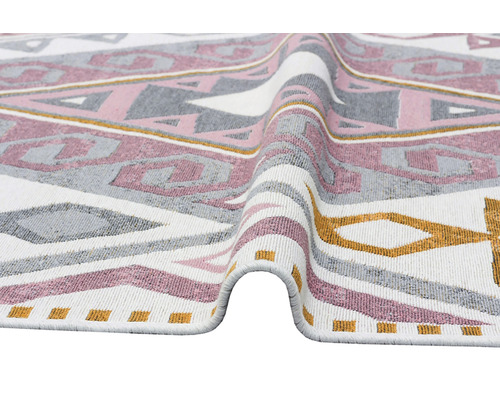 Vzorovaný koberec s geometrickými tvarmi