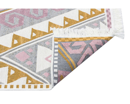 Koberec s geometrickými vzormi a strapcami