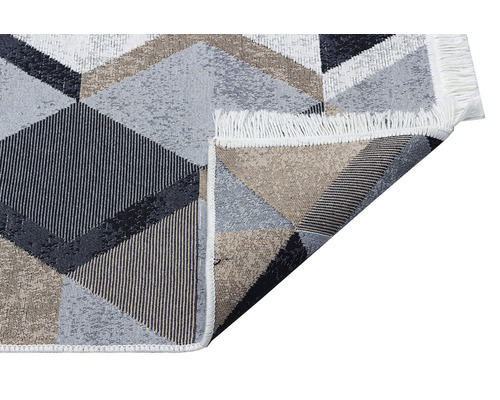 Koberec s geometrickým vzorom a strapcami