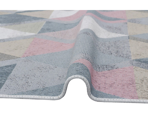 Koberec s geometrickým vzorom