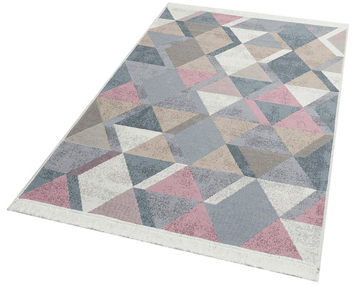 Koberec s geometrickým trojuholníkovým vzorom