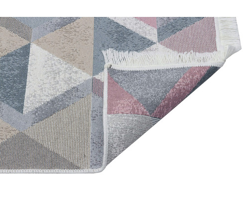 Koberec s geometrickým trojuholníkovým vzorom a strapcami