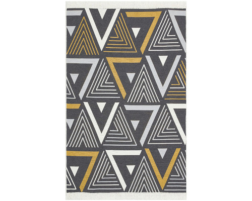 Koberec s geometrickým trojuholníkovým vzorom