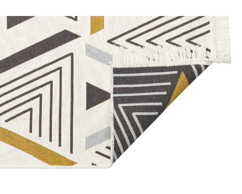 Koberec s geometrickým trojuholníkovým vzorom