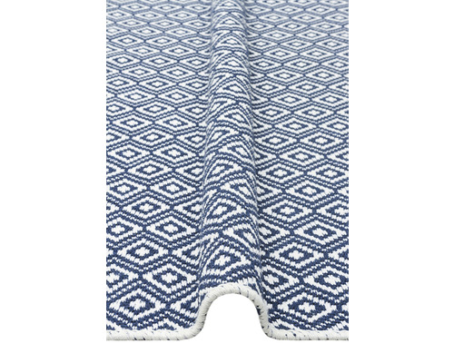 Koberec s geometrickým kosoštvorcovým vzorom