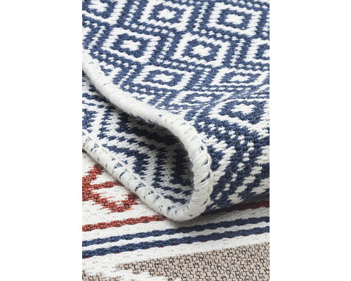 Detailný pohľad na koberec s geometrickými vzormi