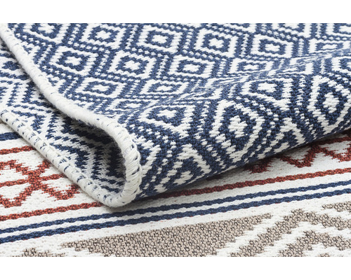 Detail vzorovaného koberca s geometrickými tvarmi