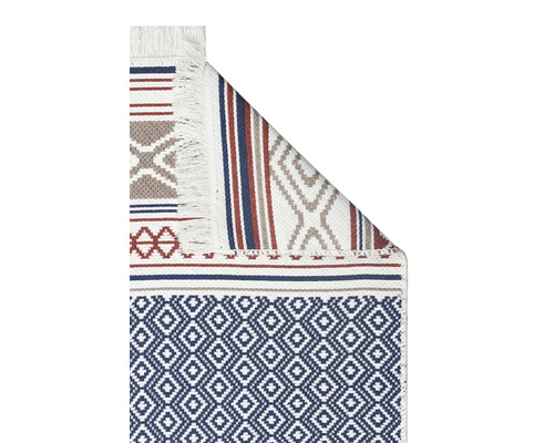 Koberec s geometrickým vzorom a strapcami