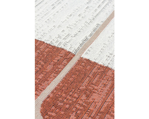 Detailný pohľad na koberec s geometrickým vzorom
