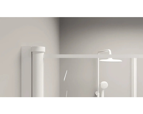 Detailný pohľad na sprchovací kút s dažďovou sprchou a ručnou sprchou