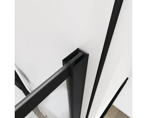 Detail sprchovacieho kúta s čiernym rámom a čírym sklom