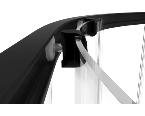 Detail sprchovacieho kúta s rámom a sklom