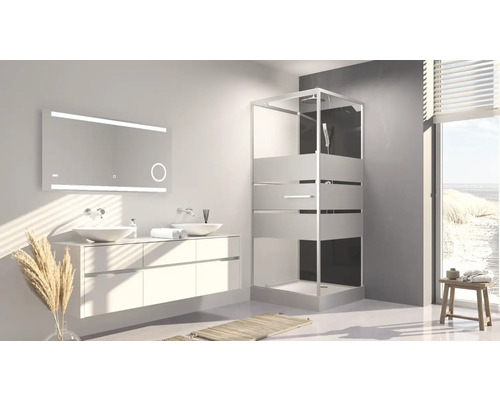 Kúpeľňa s umývadlom, zrkadlom a sprchovacím kútom pre svetlé a organizované prostredie.